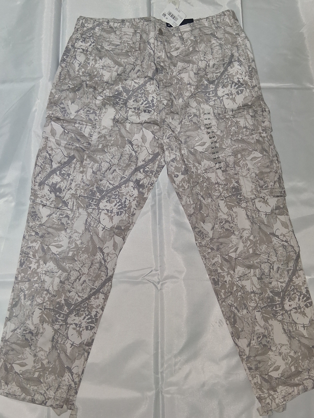 American Eagle Outfitters Men's Cargo Pants - White & Gray Leaf Camo